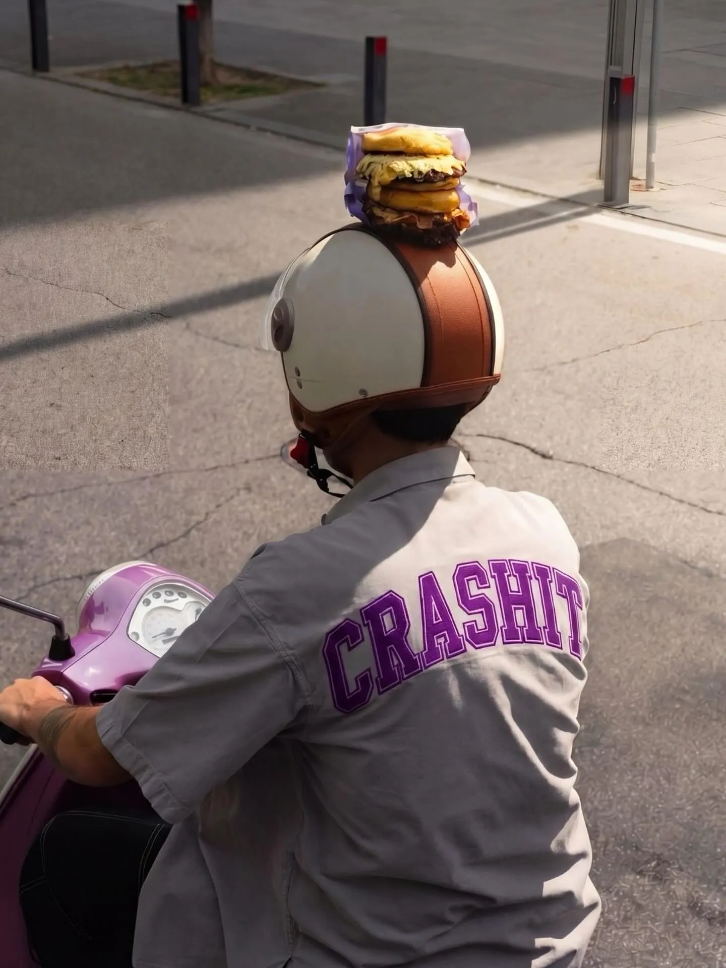 Rider CRASHIT in scooter con burger sul casco